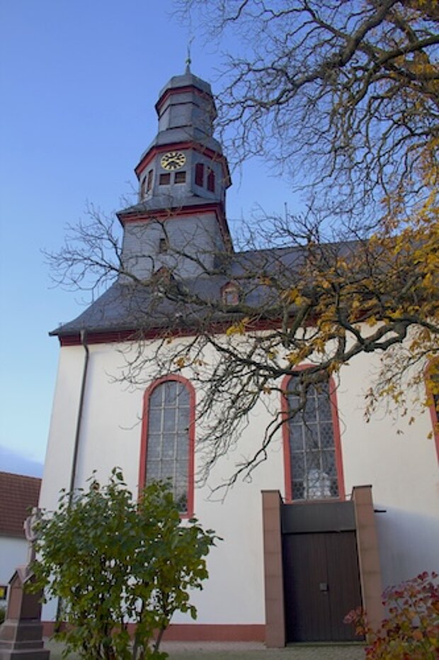 Kirche St. Aureus und Justina (von außen)