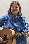 Porträt: Urte Seiler-Späth mit Gitarre